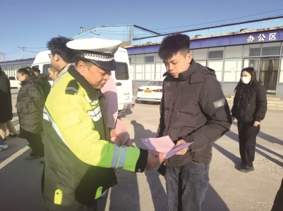 <br>          ■交警给驾校学员发放宣传资料<br><br>        