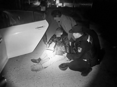 <br>          ■民警协助家属抬老人上车<br><br>        