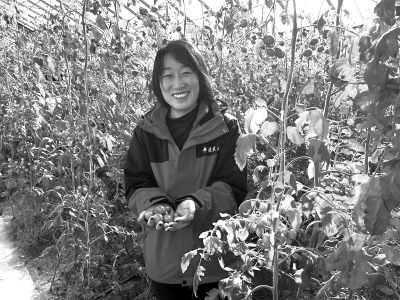 <br>          ■惠丰生态农业园工作人员展示园区特色产品<br><br>        