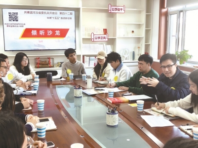 <br>          ■共青团河北省委副书记孙贺（右二）与青年朋友一起座谈交流<br><br>        