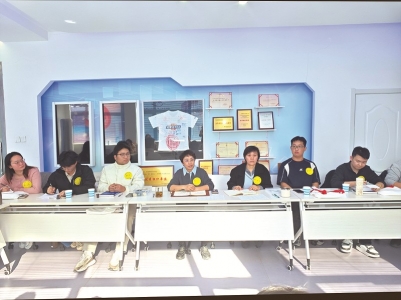 <br>          ■共青团河北省委书记李凡（左四）与青年朋友一起座谈交流<br><br>        