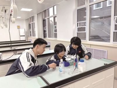 <br>          ■孙雨航、赵子墨、常铭瑶（从左至右）在讨论天平使用方法<br><br>        