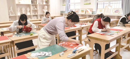 <br>          ■教师在展示劳动技能 ■图片来源/石家庄教育发布微信公众号<br><br>        