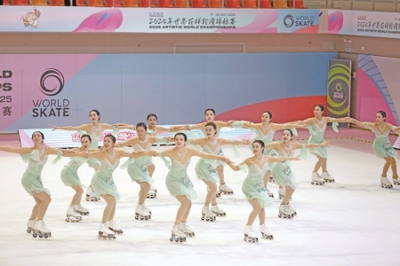 <br>          ■中国花样轮滑队列滑（成年组）参赛节目《茉莉花》（前排左一为包米）■供图/石家庄市第二中学<br><br>        