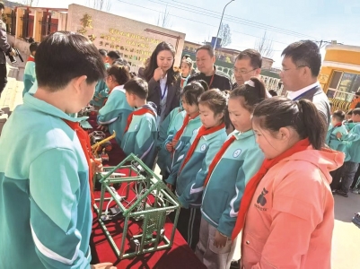 <br>          ■学校科技节上，学生们参观机械课程作品<br><br>        