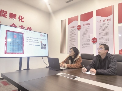 <br>          ■赵凯辉（右）参加省会大学生创业孵化园组织的有关国际商标注册的座谈会<br><br>        