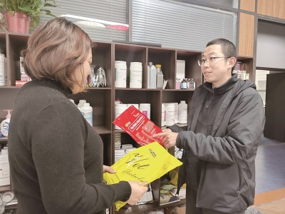 <br>          ■赵凯辉（右）向客户介绍产品<br><br>        