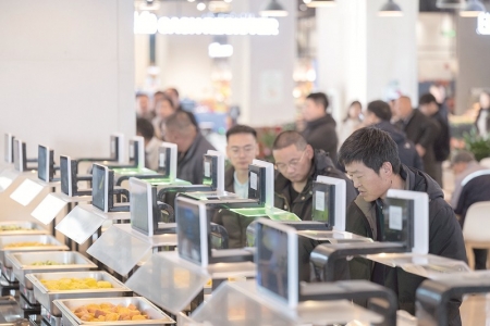 <br>          ■11月25日，在文华社区华序府智慧食堂内，居民在“刷脸”消费 ■供图/新华社<br><br>        