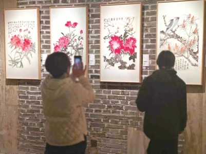 <br>          ■观众在展览现场欣赏名家画作<br><br>        