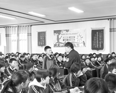 <br>          ■民警在安全宣传教育活动中与学生互动<br><br>        