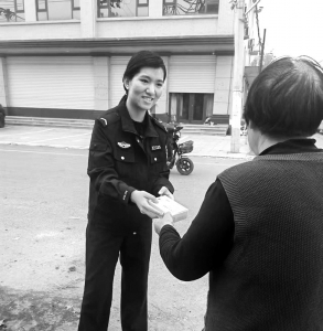 <br>          ■民警将找到的药品交给老人<br><br>        