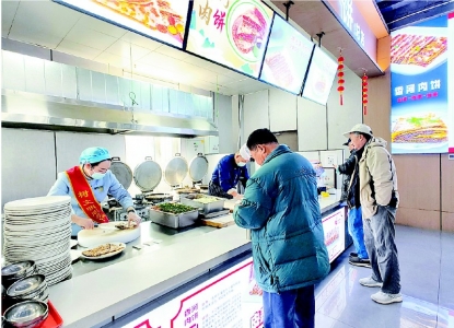 <br>          ■11月26日，京哈高速香河服务区综合体内，游客们在“香河肉饼总店”档口前购买肉饼<br><br>        