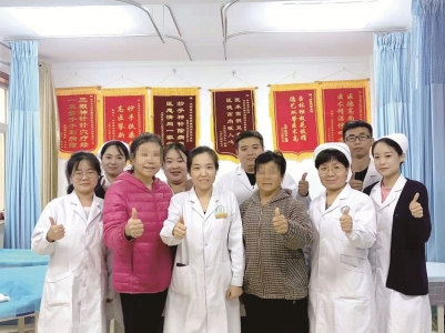 <br>          ■高亚芹科室成员和患者合影<br><br>        