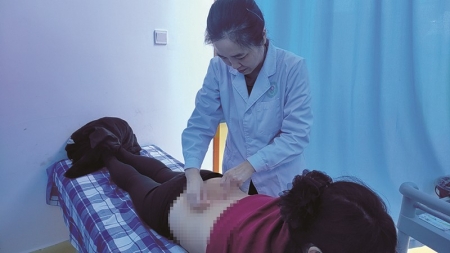 <br>          ■高亚芹为患者做针灸<br><br>        