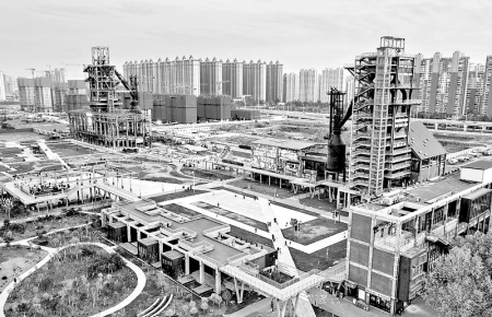 <br>          ■11月22日，游客在石家庄工业遗址公园休闲观光 ■摄/河北日报记者史晟全<br><br>        