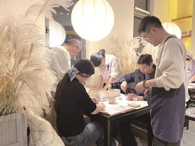 <br>          ■新区青年在“十时安”参与社区中药手串体验活动<br><br>        