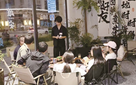 <br>          ■新区的年轻人在“十时安”参与社区青年联谊活动<br><br>        