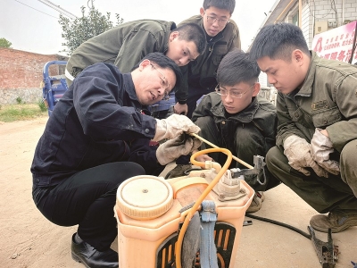 <br>          ■全国“最美教师”郑万众（左）组建的“焊修服务队”在进行志愿服务活动<br><br>        