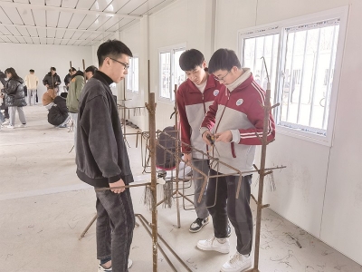 <br>          ■雄县职业技术教育中心的学生进行钢筋实训<br><br>        
