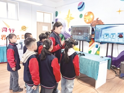 <br>          ■学生们在上VR课<br><br>        