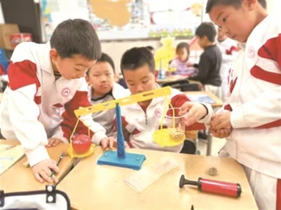 <br>          ■人大附中实验小学的学生在做实验<br><br>        