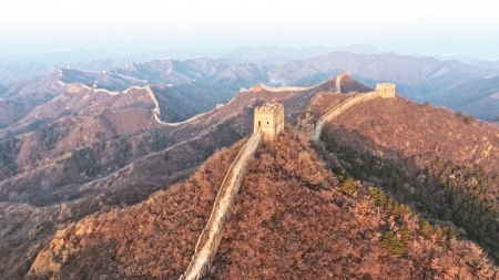 <br>          ■11月15日，晨光映照下的承德市滦平县金山岭长城 ■供图/新华社<br><br>        