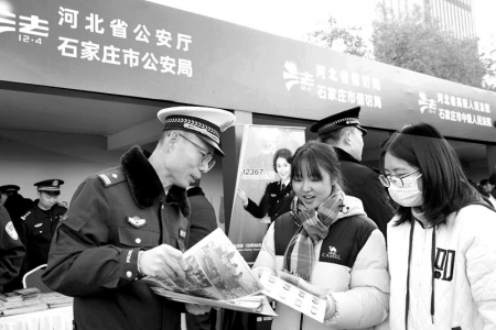 <br>          ■在省会文化广场宣传活动现场，民警边发放资料边进行宣传<br><br>        