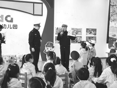 <br>          ■民警给小朋友们上交通安全课<br><br>        