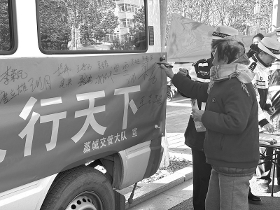 <br>          ■群众积极参与，现场宣传氛围浓厚<br><br>        