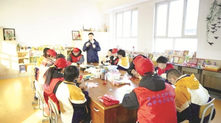 <br>          ■志愿者与孩子们一起学习剪纸 ■摄/本报记者方泽阳<br><br>        