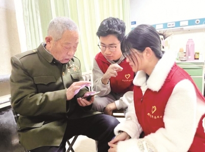 <br>          ■志愿者在教老人使用智能手机<br><br>        