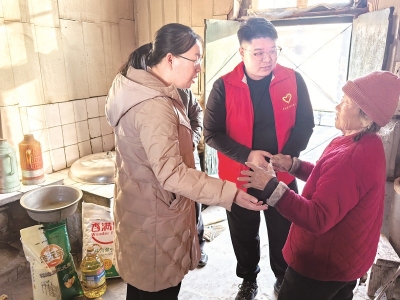 <br>          ■志愿者看望老人并送上慰问品<br><br>        