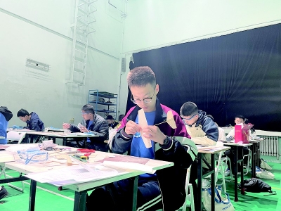 <br>          ■河北省首届中小学科学运动会上，王肖童在制作手掷飞机<br><br>        