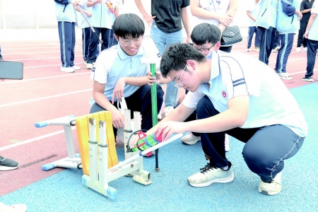 <br>          ■定州市第二中学在体育场举行水火箭发射比赛<br><br>        