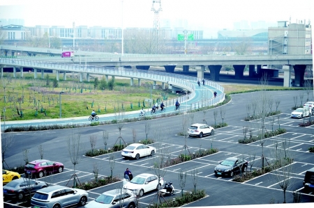 <br>          ■骑行爱好者在石家庄西三环与和平西路交口附近的环城绿道上骑行<br><br>        