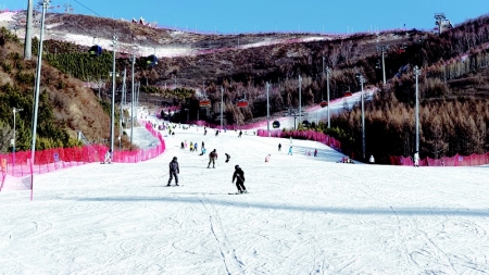 <br>          ■近日，游客在张家口翠云山银河滑雪场滑雪■摄/本报记者许道宁<br><br>        