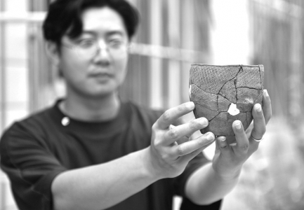 <br>          ■6月18日，宣化郑家沟遗址考古发掘项目执行领队龚湛清在展示出土的筒形罐（资料图片）<br><br>        