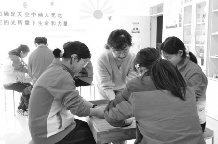<br>          ■心理咨询师引导听力障碍学生玩沙盘游戏<br><br>        