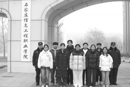 <br>          ■参与救人的9名大学生和学校保安人员<br><br>        