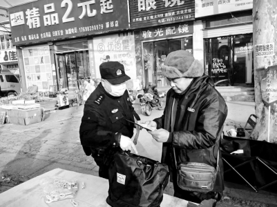 <br>          ■宣传人员在发放宣传资料<br><br>        