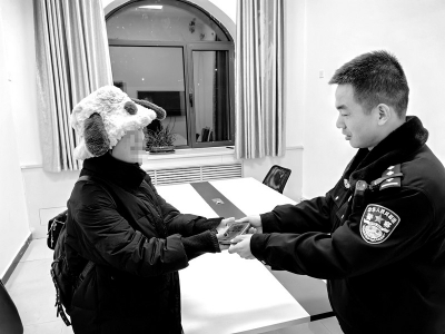 <br>          ■民警将手机交还给小宋<br><br>        