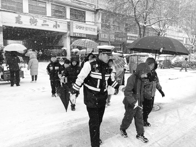 <br>          ■雪路湿滑，交警护送学生放学<br><br>        