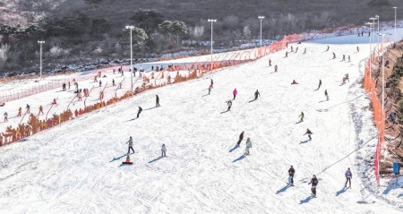 <br>          ■进入冰雪季节，各地滑雪场迎来客流高峰，图为游客在唐山市玉田县玉龙湾滑雪场滑雪 ■供图/新华社<br><br>        