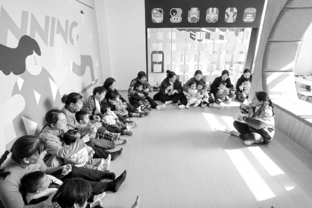 <br>          ■11月27日，在浙江省金华市金东区孝顺镇府东社区的党群服务中心，志愿者给低龄段儿童开展日间托育服务<br><br>        