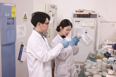 <br>          ■韦长江与同学交流植物组培技术<br><br>        