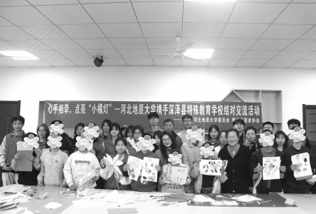 <br>          ■志愿者陪伴孩子们共同完成植物拼贴画创作 ■供图/河北地质大学<br><br>        