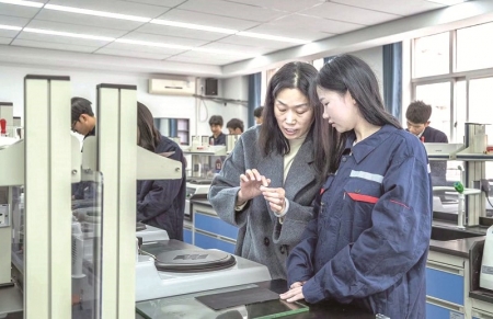 <br>          ■在河北工业职业技术大学，实训教师（左）指导学生进行金相试样制备实训操作<br><br>        