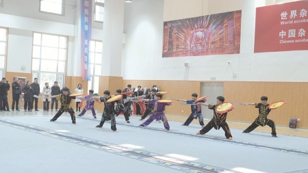<br>          ■河北吴桥杂技艺术学校练功房内，学生在训练 ■供图/夏琳<br><br>        
