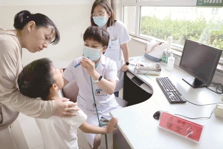 <br>          ■耿文锦在对患儿进行诊疗检查<br><br>        