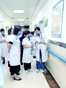 <br>          ■耿文锦（右二）在与同事探讨治疗方案<br><br>        